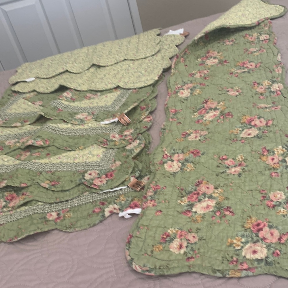 Reversible table runner and 7 placemats.